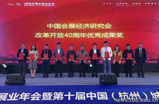 2138cn太阳集团城经理诸丹领奖图.jpg 2138cn太阳集团城经理诸丹领奖图.jpg