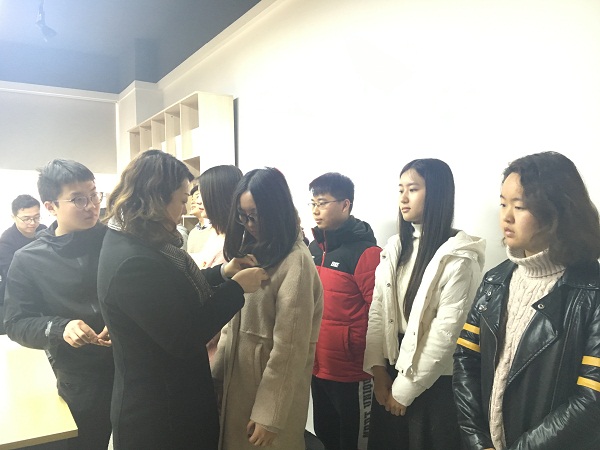 杨书记为新入党同志佩戴党徽 - 副本.png 杨书记为新入党同志佩戴党徽 - 副本.png